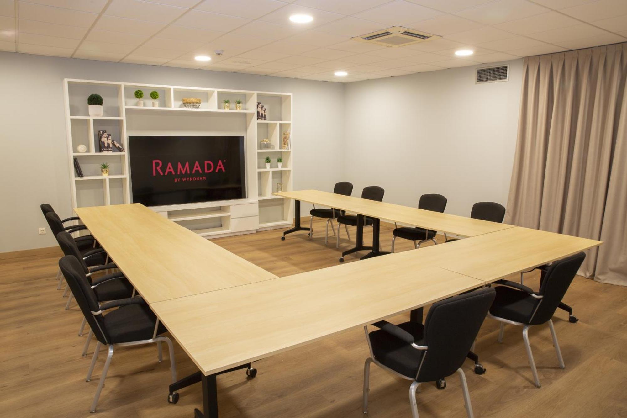 Ramada By Wyndham Madrid Getafe Hotel Екстериор снимка