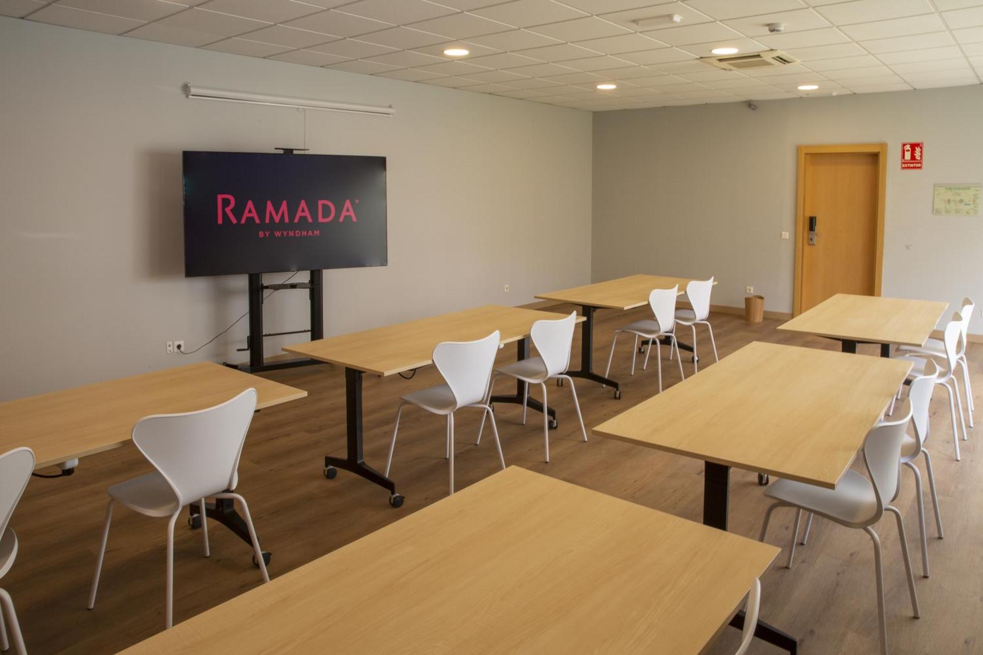 Ramada By Wyndham Madrid Getafe Hotel Екстериор снимка